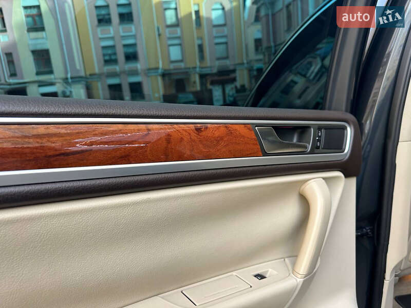 Позашляховик / Кросовер Volkswagen Touareg 2011 в Києві