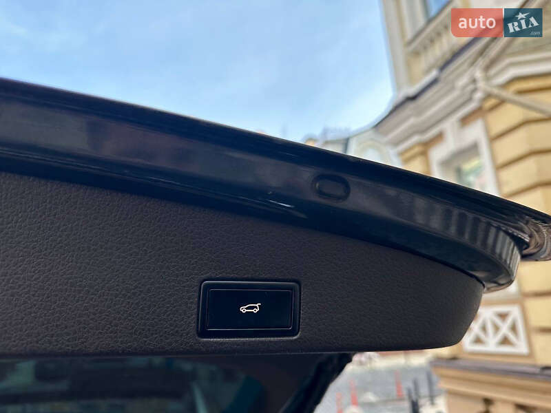 Позашляховик / Кросовер Volkswagen Touareg 2011 в Києві