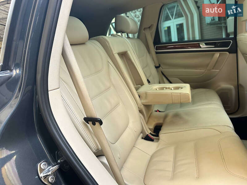 Позашляховик / Кросовер Volkswagen Touareg 2011 в Києві