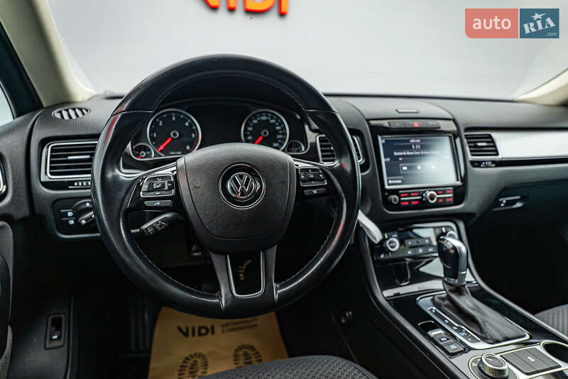 Позашляховик / Кросовер Volkswagen Touareg 2015 в Києві
