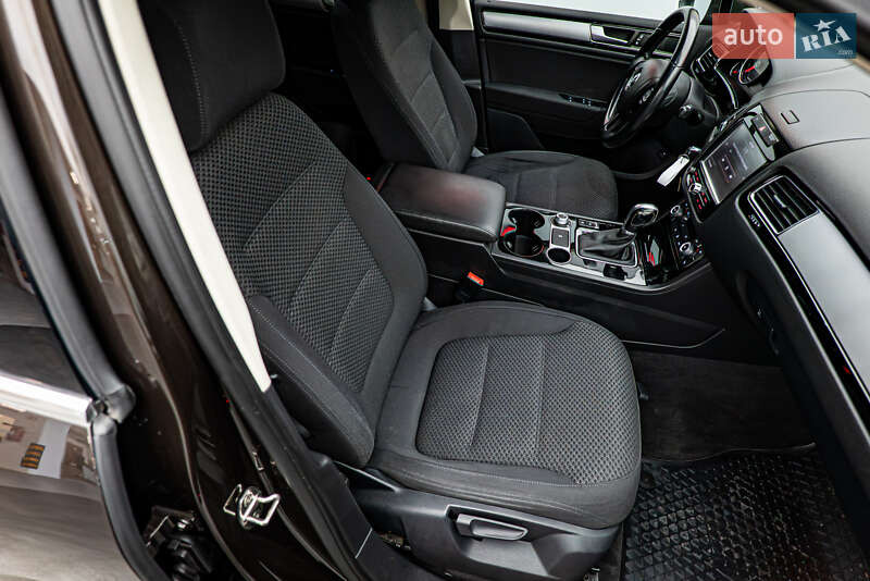 Позашляховик / Кросовер Volkswagen Touareg 2015 в Києві