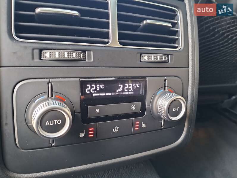 Позашляховик / Кросовер Volkswagen Touareg 2016 в Рівному