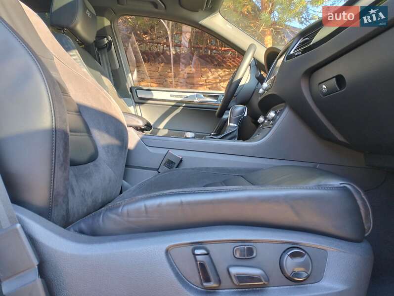 Позашляховик / Кросовер Volkswagen Touareg 2016 в Рівному