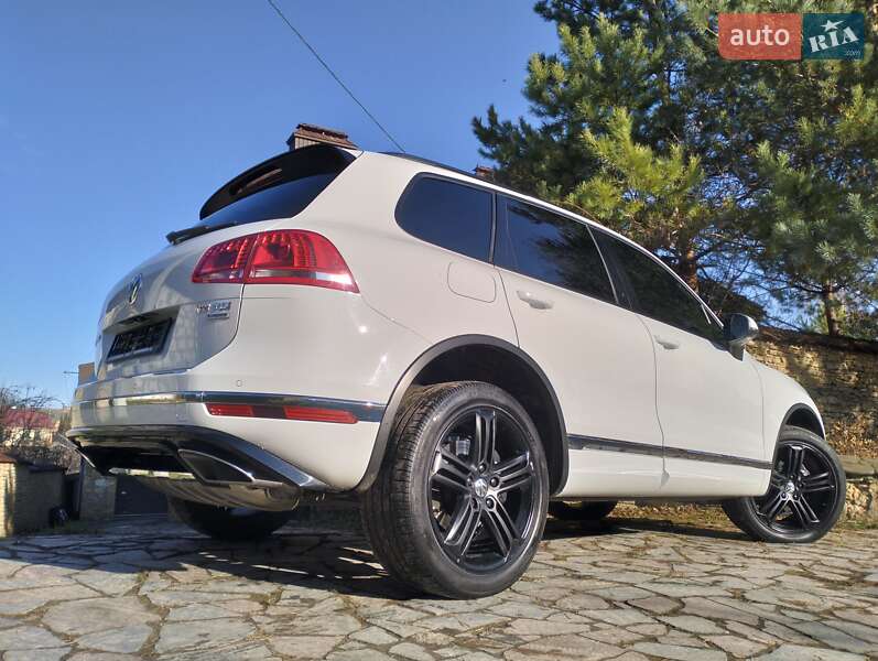 Позашляховик / Кросовер Volkswagen Touareg 2016 в Рівному