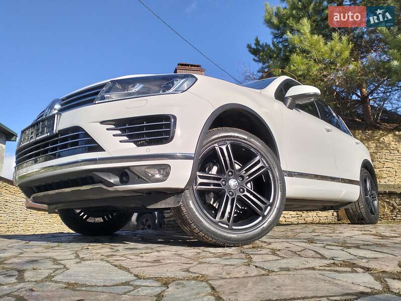 Позашляховик / Кросовер Volkswagen Touareg 2016 в Рівному