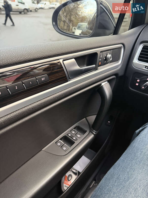 Внедорожник / Кроссовер Volkswagen Touareg 2017 в Одессе