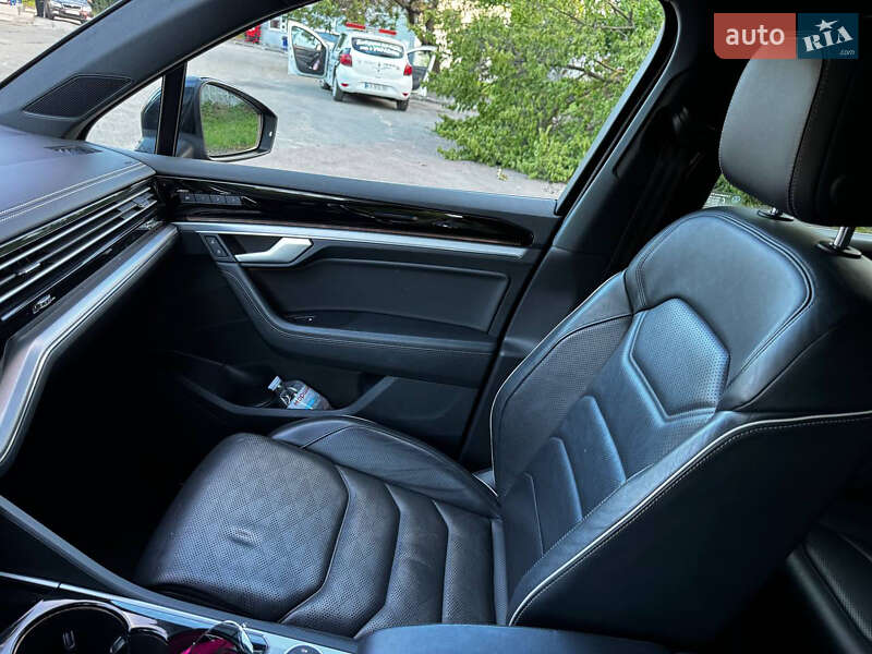 Позашляховик / Кросовер Volkswagen Touareg 2018 в Києві