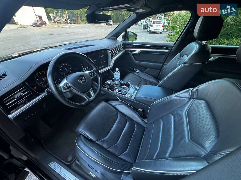 Позашляховик / Кросовер Volkswagen Touareg 2018 в Києві