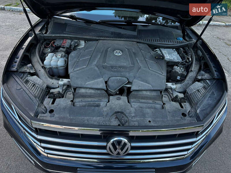 Позашляховик / Кросовер Volkswagen Touareg 2018 в Києві