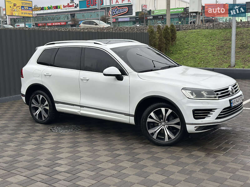 Внедорожник / Кроссовер Volkswagen Touareg 2015 в Киеве
