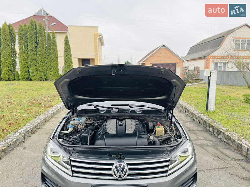 Позашляховик / Кросовер Volkswagen Touareg 2016 в Ромнах