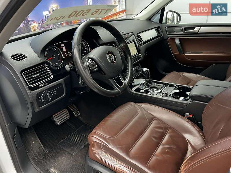 Внедорожник / Кроссовер Volkswagen Touareg 2014 в Черкассах