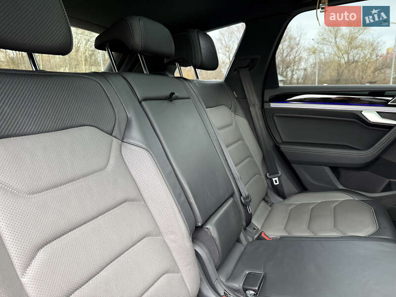 Внедорожник / Кроссовер Volkswagen Touareg 2018 в Днепре