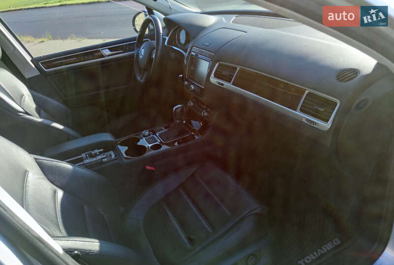 Внедорожник / Кроссовер Volkswagen Touareg 2012 в Ровно