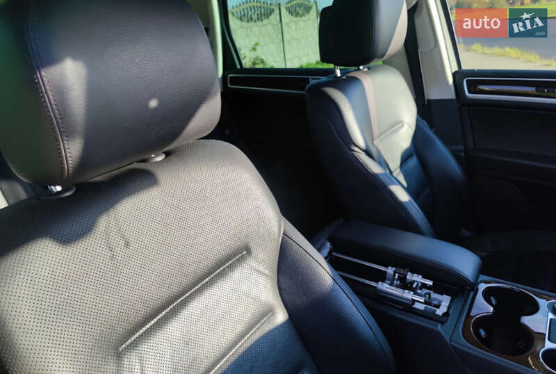 Внедорожник / Кроссовер Volkswagen Touareg 2012 в Ровно