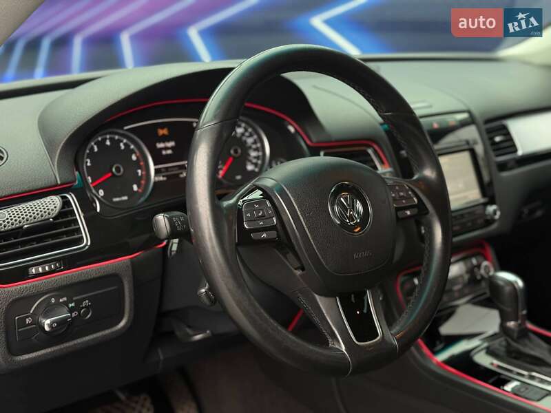 Позашляховик / Кросовер Volkswagen Touareg 2013 в Запоріжжі