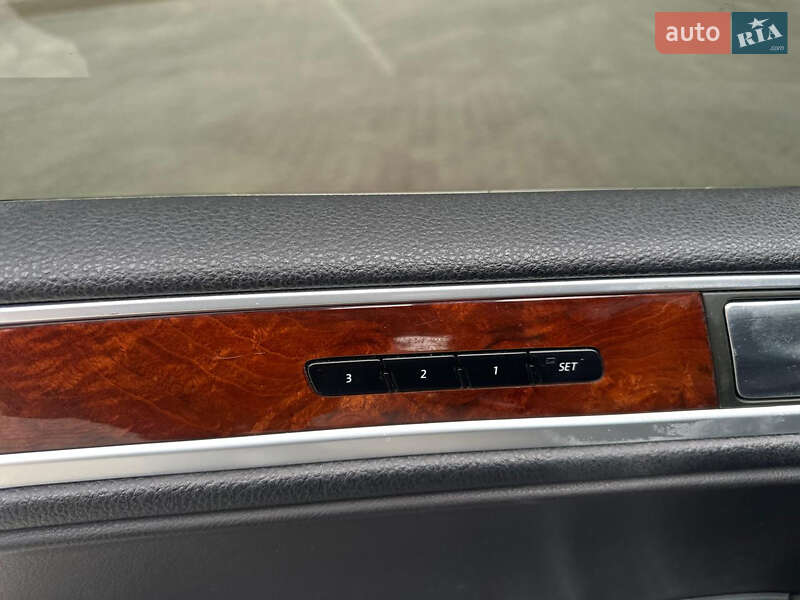 Внедорожник / Кроссовер Volkswagen Touareg 2012 в Львове