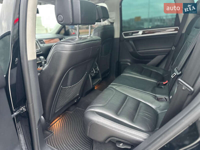 Внедорожник / Кроссовер Volkswagen Touareg 2012 в Львове