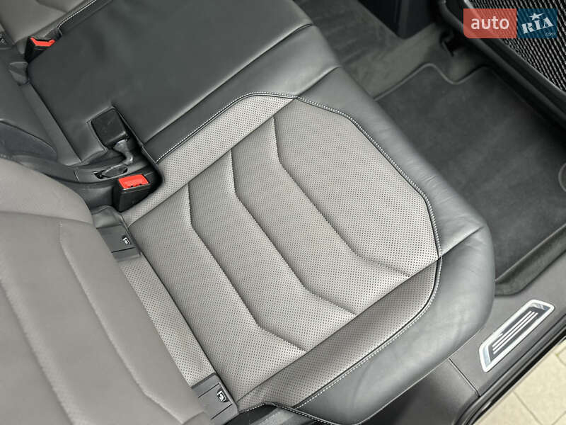 Позашляховик / Кросовер Volkswagen Touareg 2019 в Луцьку