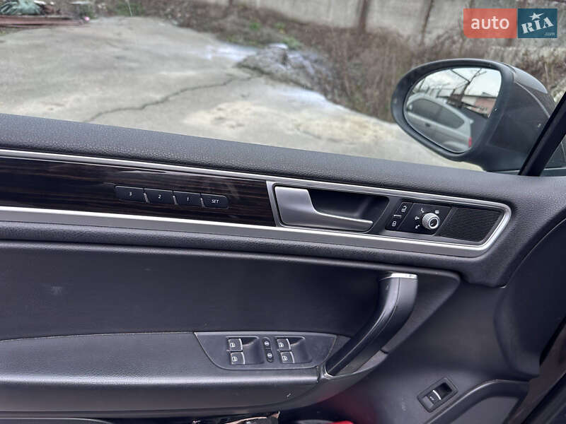 Внедорожник / Кроссовер Volkswagen Touareg 2016 в Киеве