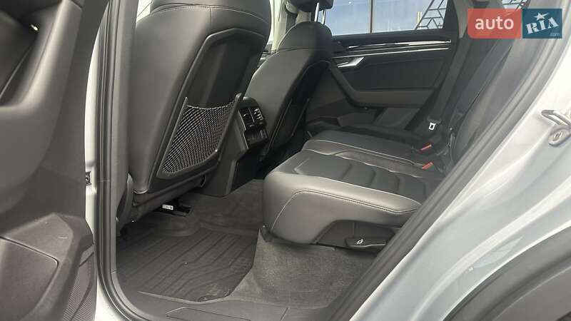 Позашляховик / Кросовер Volkswagen Touareg 2020 в Києві