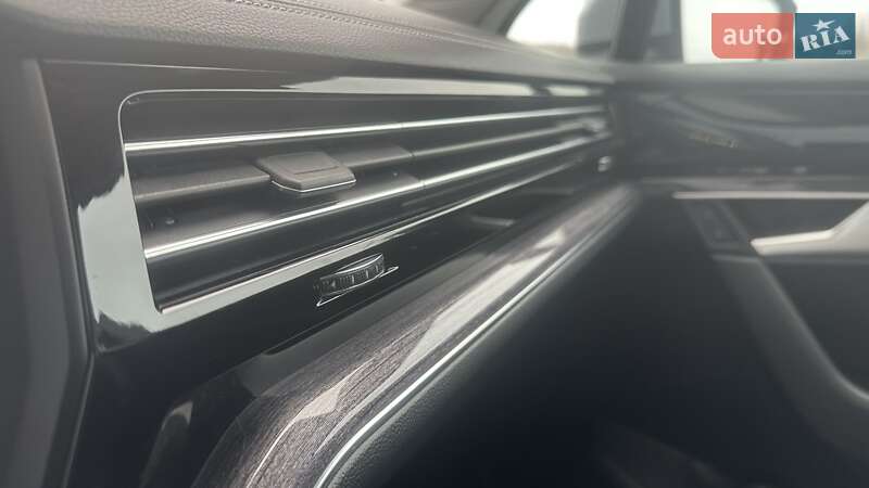 Позашляховик / Кросовер Volkswagen Touareg 2020 в Києві