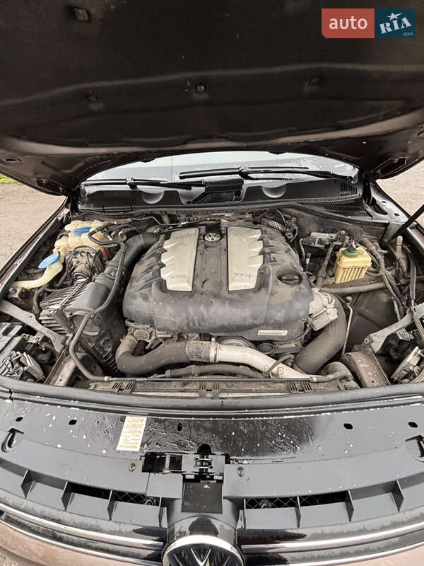 Позашляховик / Кросовер Volkswagen Touareg 2011 в Долинській