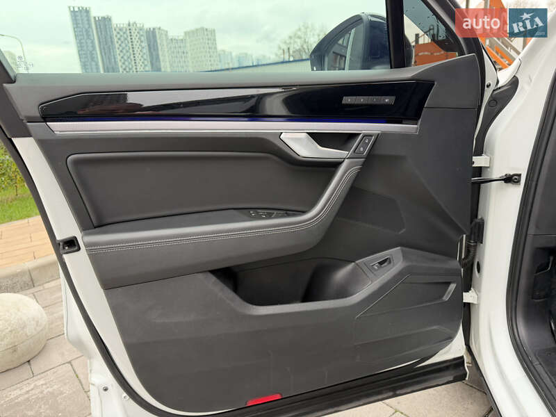 Внедорожник / Кроссовер Volkswagen Touareg 2018 в Киеве