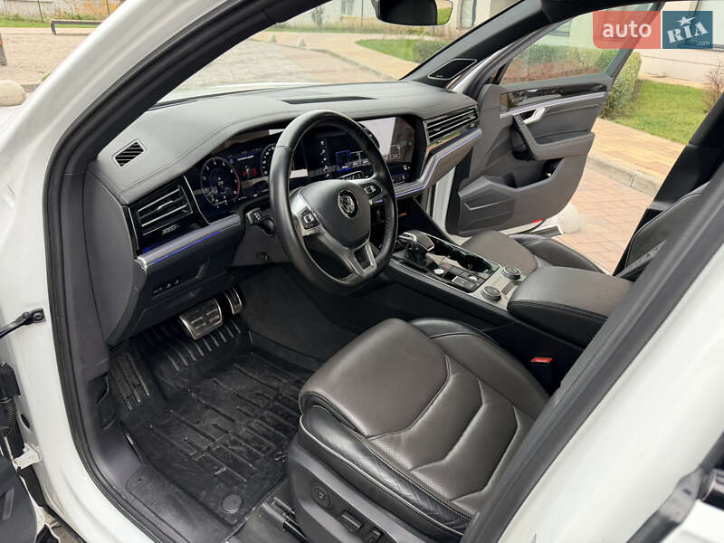 Внедорожник / Кроссовер Volkswagen Touareg 2018 в Киеве