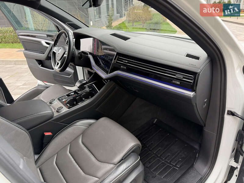 Внедорожник / Кроссовер Volkswagen Touareg 2018 в Киеве