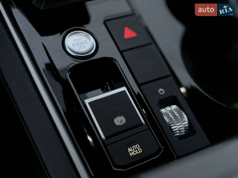 Позашляховик / Кросовер Volkswagen Touareg 2019 в Дубні