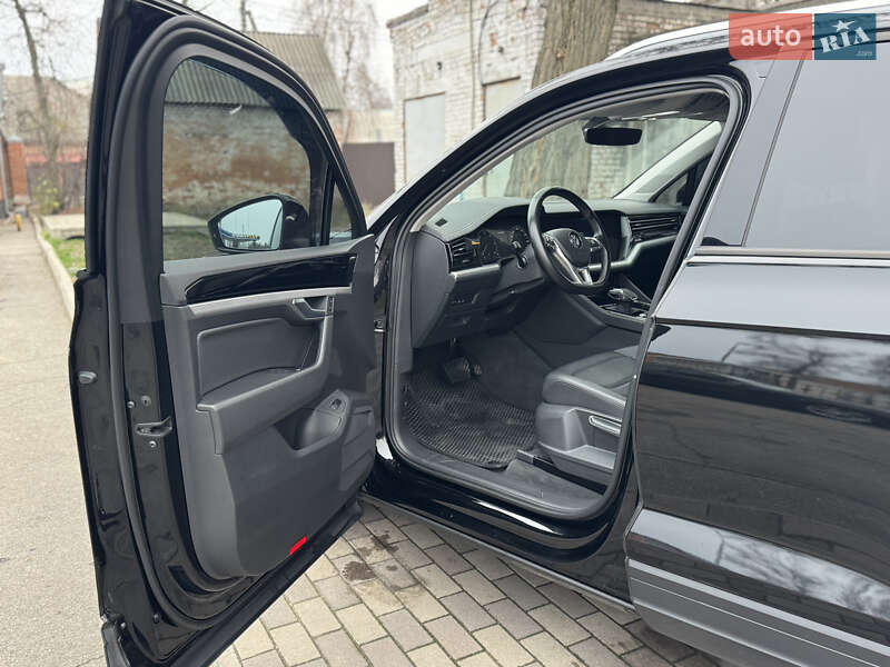 Позашляховик / Кросовер Volkswagen Touareg 2020 в Києві