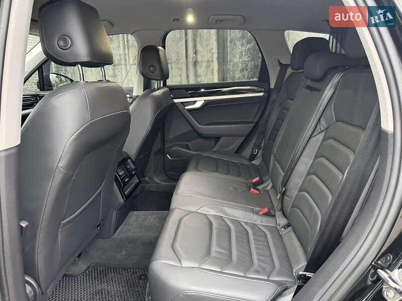 Позашляховик / Кросовер Volkswagen Touareg 2020 в Києві
