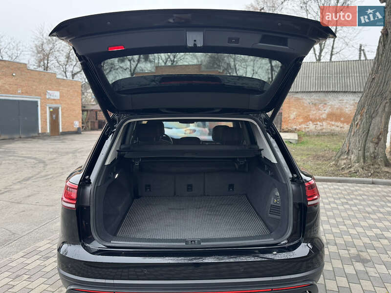 Позашляховик / Кросовер Volkswagen Touareg 2020 в Києві