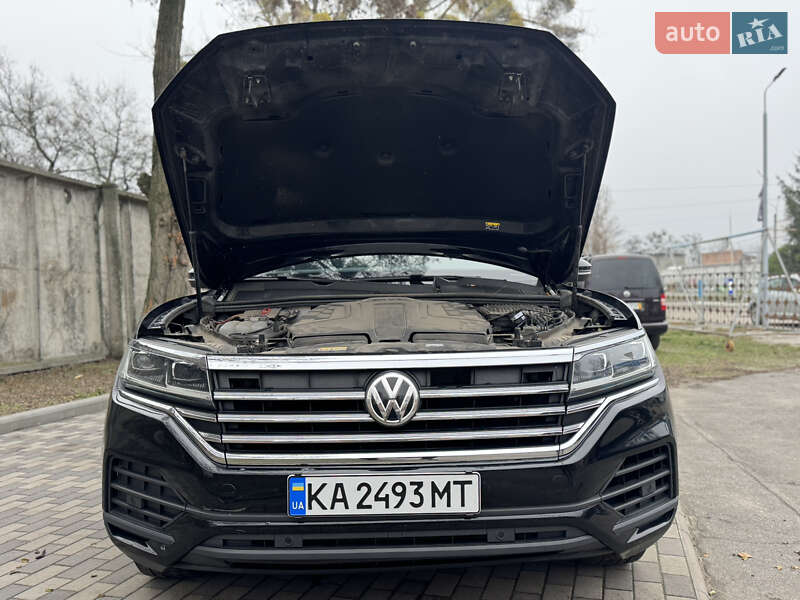 Позашляховик / Кросовер Volkswagen Touareg 2020 в Києві
