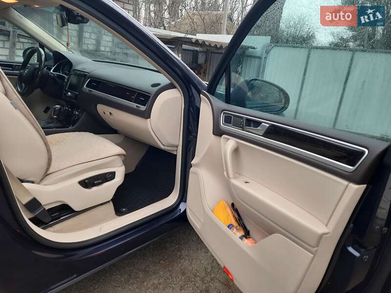 Позашляховик / Кросовер Volkswagen Touareg 2011 в Ірпені