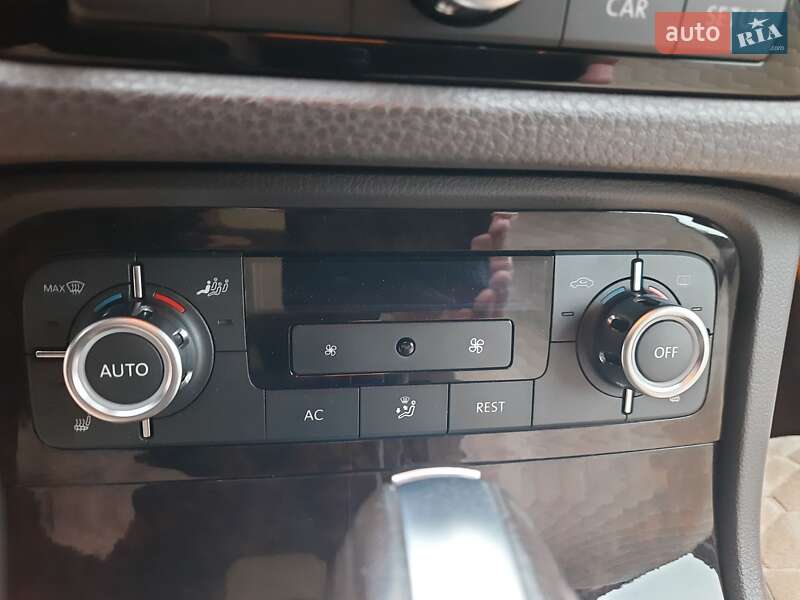 Позашляховик / Кросовер Volkswagen Touareg 2011 в Ірпені