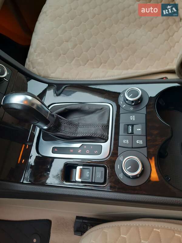 Позашляховик / Кросовер Volkswagen Touareg 2011 в Ірпені