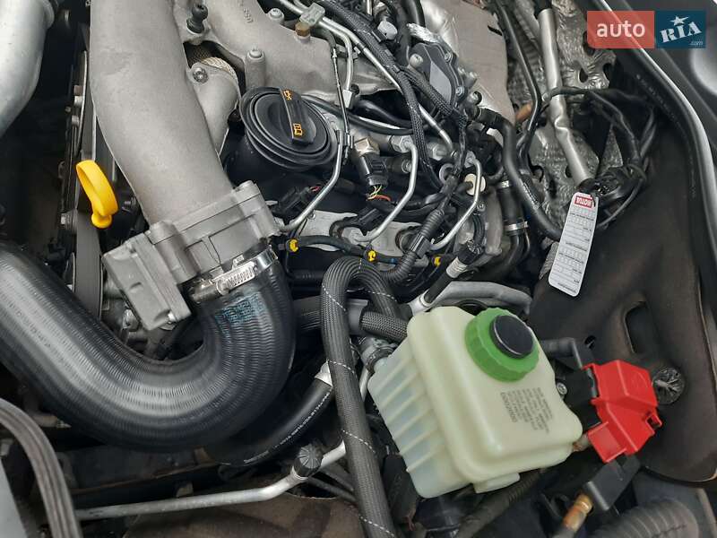 Позашляховик / Кросовер Volkswagen Touareg 2011 в Ірпені