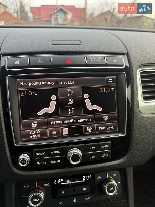 Позашляховик / Кросовер Volkswagen Touareg 2016 в Києві