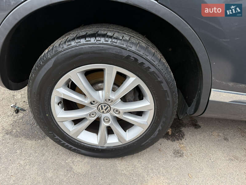 Позашляховик / Кросовер Volkswagen Touareg 2016 в Києві