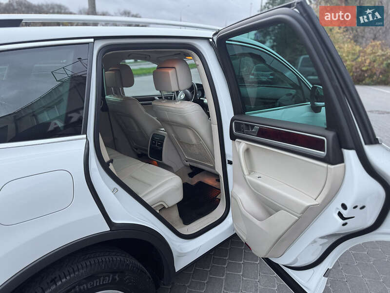 Внедорожник / Кроссовер Volkswagen Touareg 2014 в Хмельницком