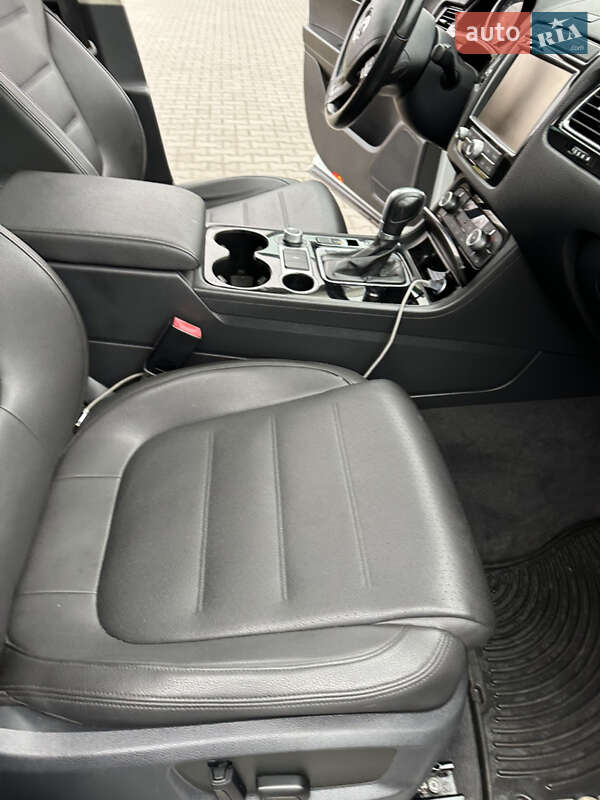 Внедорожник / Кроссовер Volkswagen Touareg 2015 в Тернополе