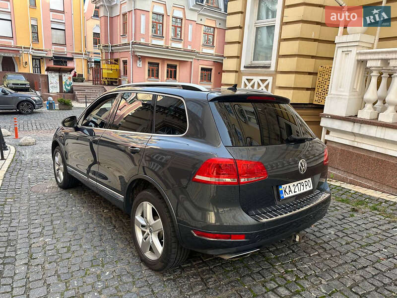Внедорожник / Кроссовер Volkswagen Touareg 2011 в Киеве