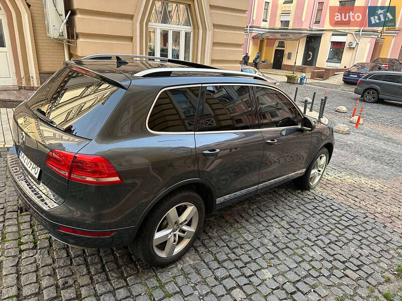 Внедорожник / Кроссовер Volkswagen Touareg 2011 в Киеве