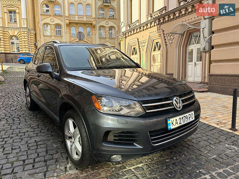 Внедорожник / Кроссовер Volkswagen Touareg 2011 в Киеве