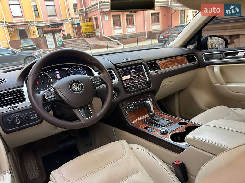Внедорожник / Кроссовер Volkswagen Touareg 2011 в Киеве