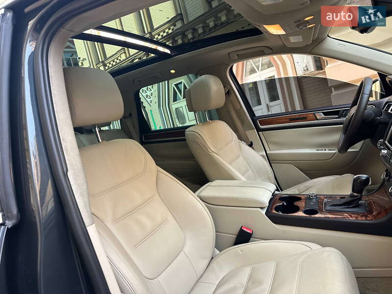 Внедорожник / Кроссовер Volkswagen Touareg 2011 в Киеве