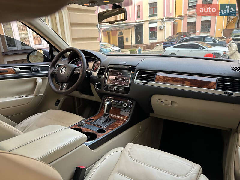 Внедорожник / Кроссовер Volkswagen Touareg 2011 в Киеве