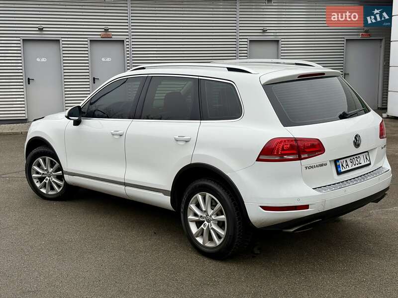 Внедорожник / Кроссовер Volkswagen Touareg 2014 в Киеве
